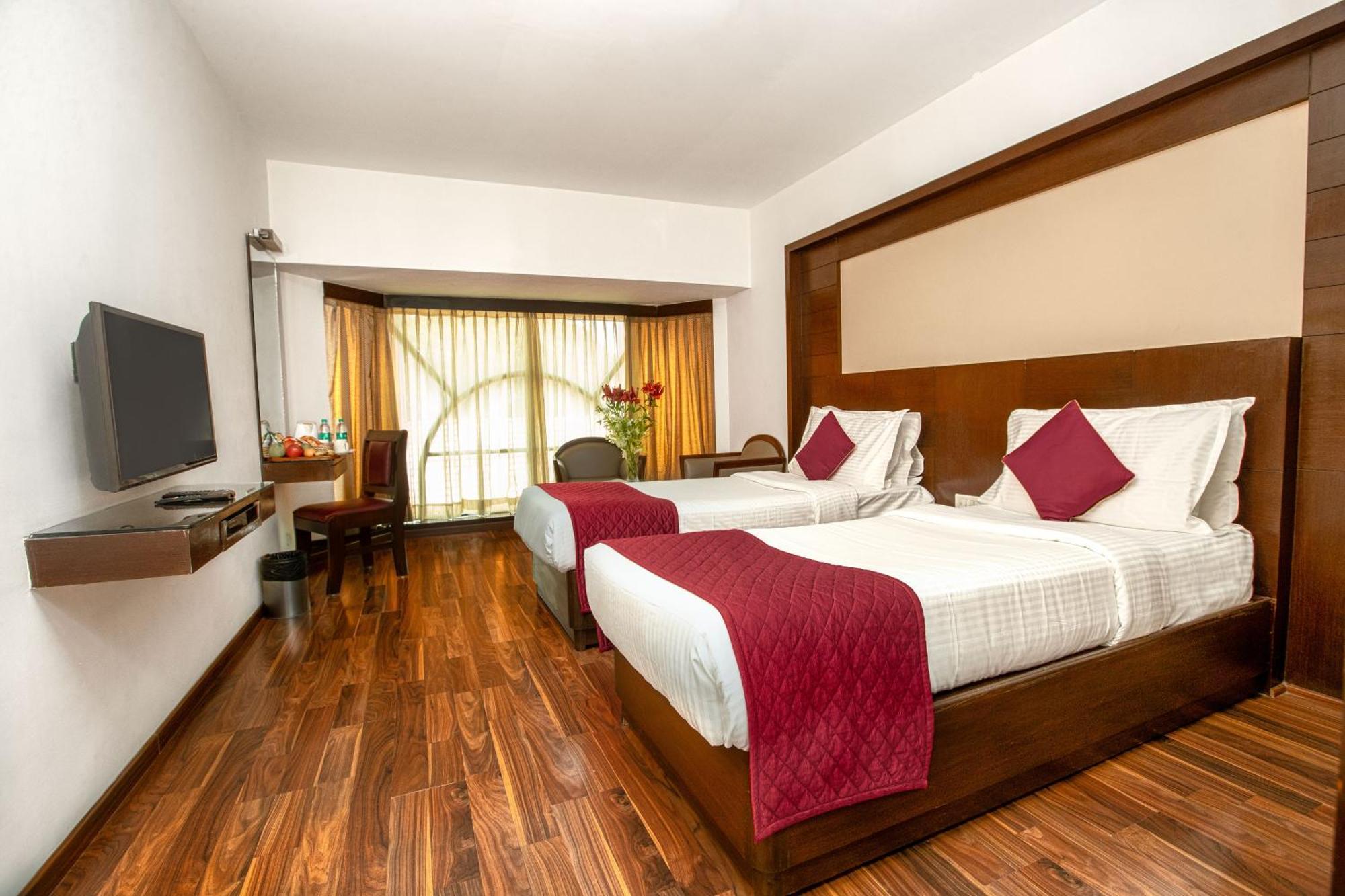 Monarch Brigade Road Hotel Бангалор Екстериор снимка