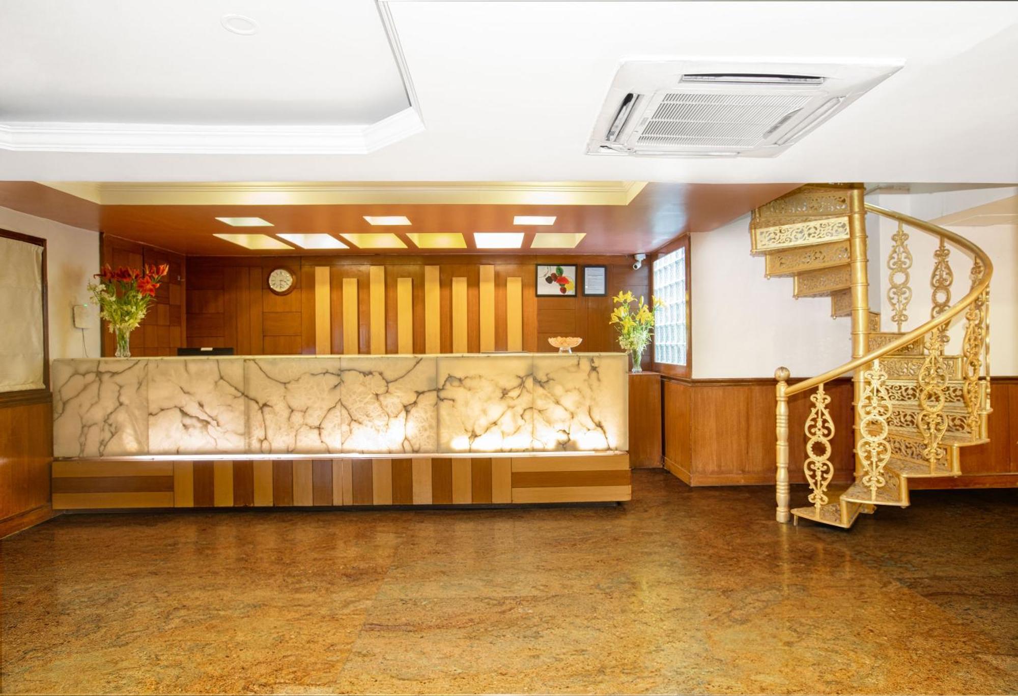 Monarch Brigade Road Hotel Бангалор Екстериор снимка