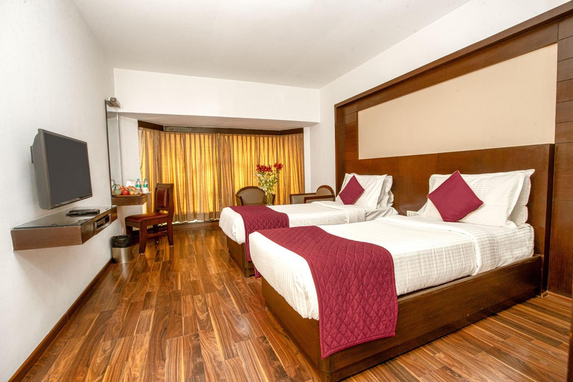 Monarch Brigade Road Hotel Бангалор Екстериор снимка