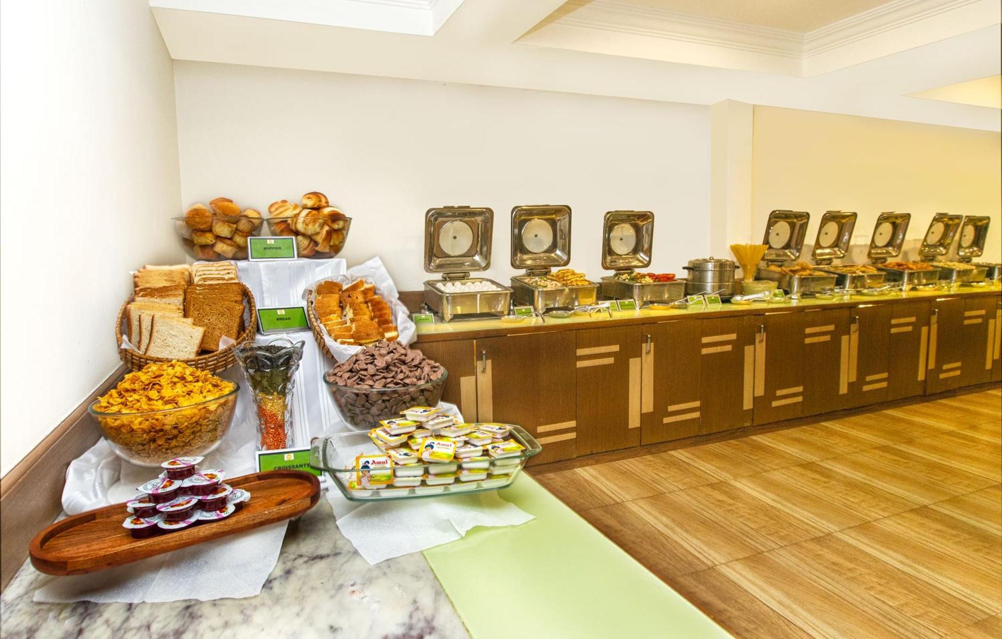 Monarch Brigade Road Hotel Бангалор Екстериор снимка