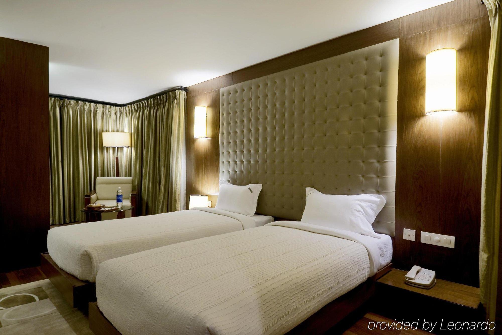 Monarch Brigade Road Hotel Бангалор Екстериор снимка